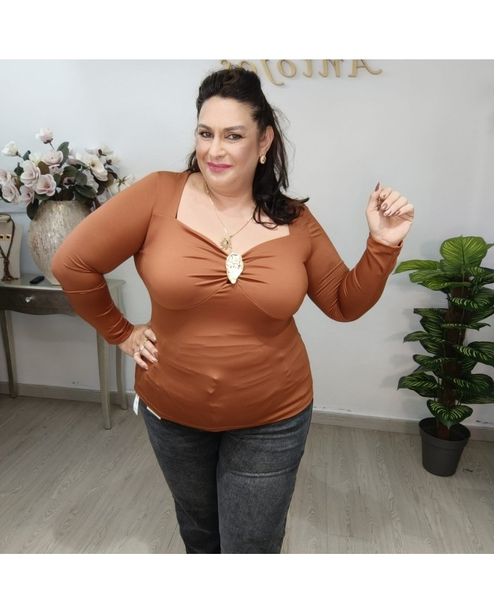 Camiseta Macarena: Escote Cuadrado y Detalle Joya - 5 Colores