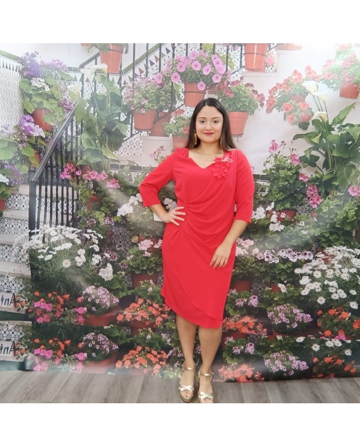 VESTIDO SINDY | Rojo Coral, Drapeado y Broche Floral | Invitada