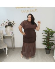 Vestido Saray Curvy Tallas Grandes Chocolate con mangas de malla y fruncido lateral vista 4