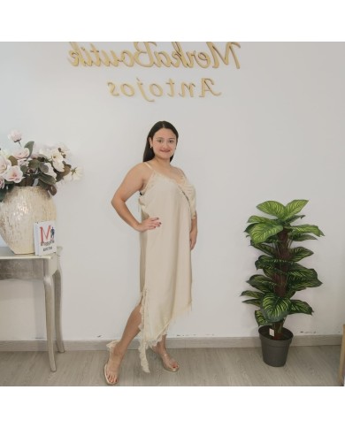 Modelo con vestido SEDUCCIÓN MINI, que estiliza las piernas y aporta un aire moderno al diseño clásico vista 2