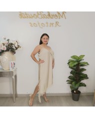 Modelo con vestido SEDUCCIÓN MINI, que estiliza las piernas y aporta un aire moderno al diseño clásico vista 2