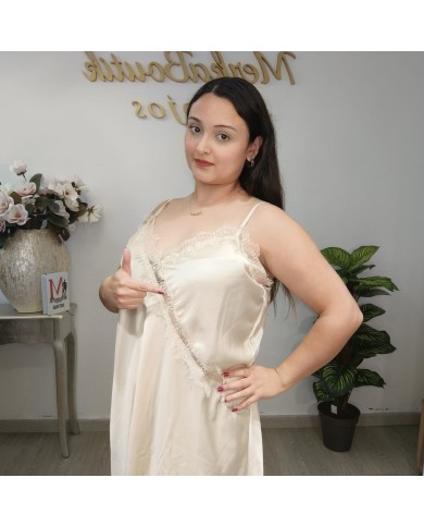 Modelo con vestido SEDUCCIÓN MINI, que estiliza las piernas y aporta un aire moderno al diseño clásico en color beige vista 3
