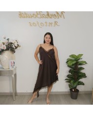 Modelo con vestido SEDUCCIÓN MINI, que estiliza las piernas y aporta un aire moderno al diseño clásico en color chocolate vista 4
