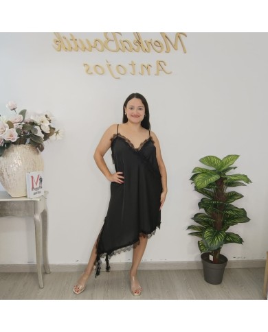 Modelo con vestido SEDUCCIÓN MINI, que estiliza las piernas y aporta un aire moderno al diseño clásico en color negro vista 5