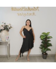 Modelo con vestido SEDUCCIÓN MINI, que estiliza las piernas y aporta un aire moderno al diseño clásico en color negro vista 5