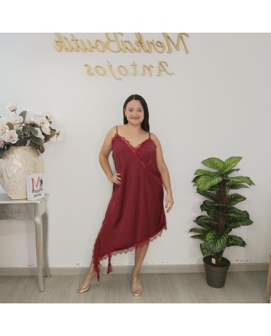 Modelo con vestido SEDUCCIÓN MINI, que estiliza las piernas y aporta un aire moderno al diseño clásico en color burdeos vista 6