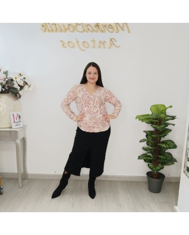 Mujer posando con jersey abstracto de angorina fina en plano general