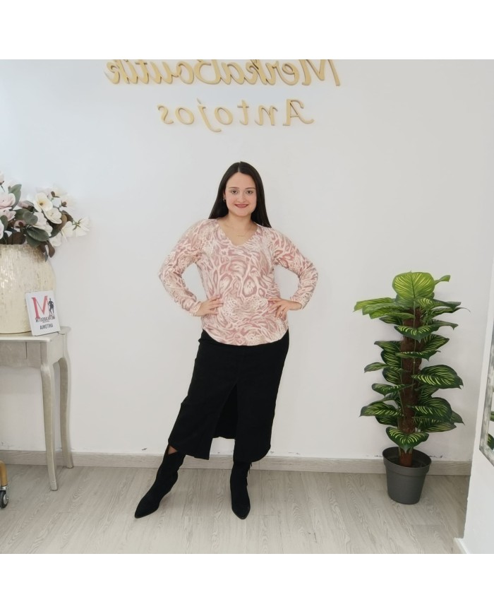 Mujer posando con jersey abstracto de angorina fina en plano general