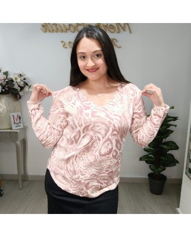 Modelo posando con jersey abstracto de angorina fina en primer plano