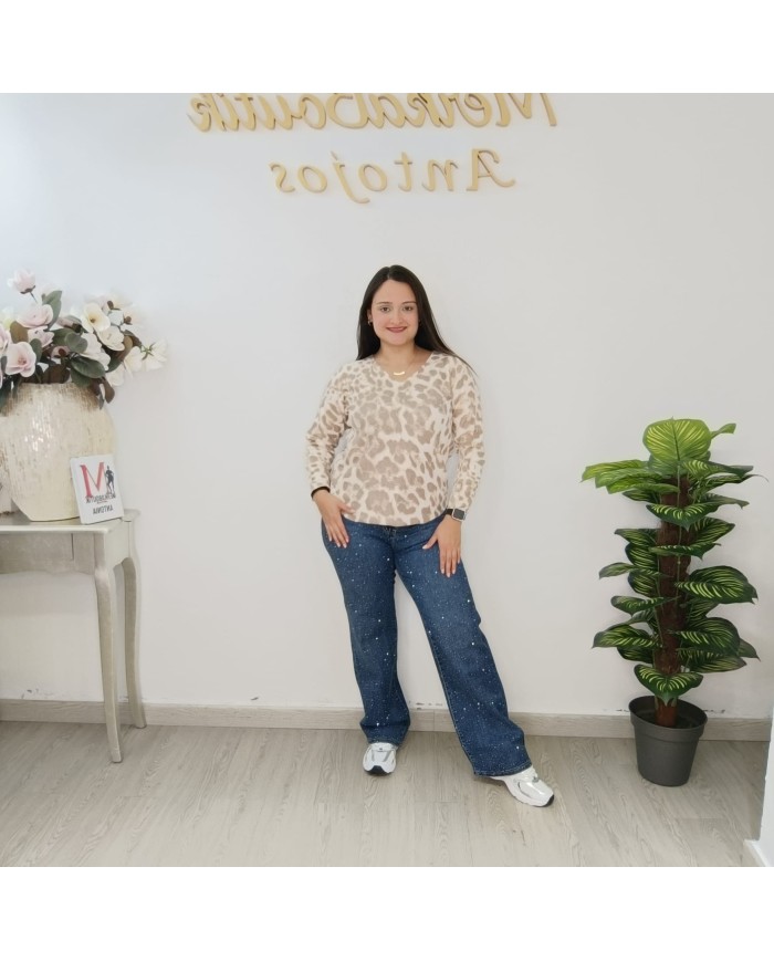 Mujer posando con jersey print de angorina fina con estampado moderno.