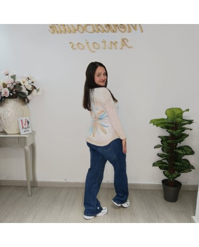 Mujer posando con jersey pluma de angorina fina con diseño de plumas de espaldas