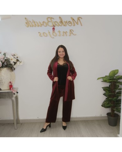 Modelo posando en plano general.