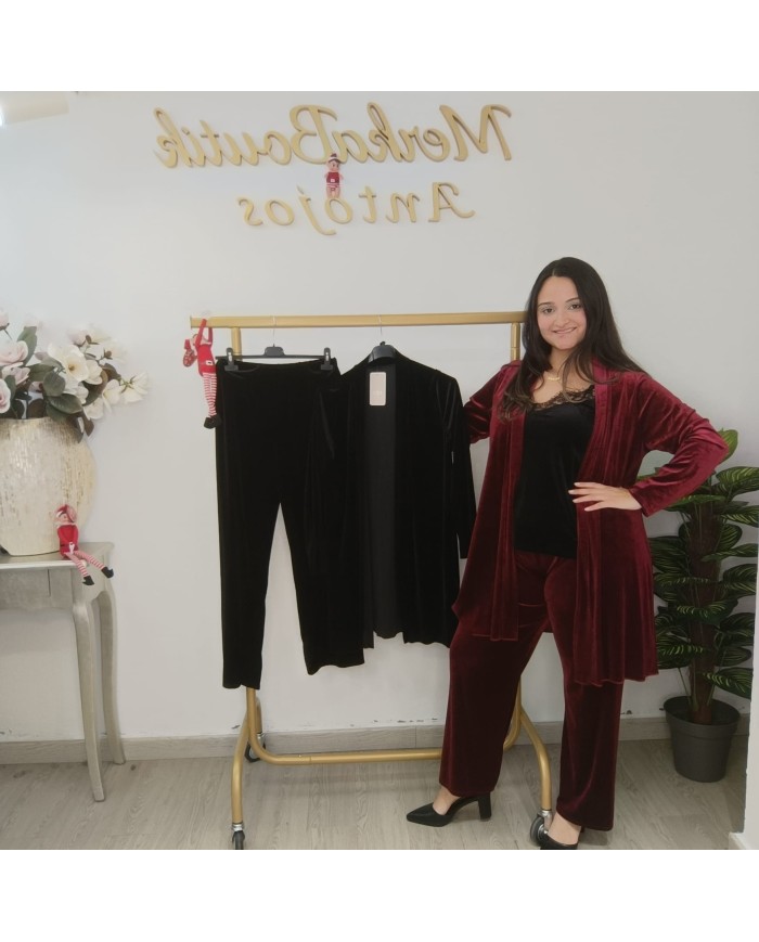 Modelo posando en plano general ampliado mostrando otro color