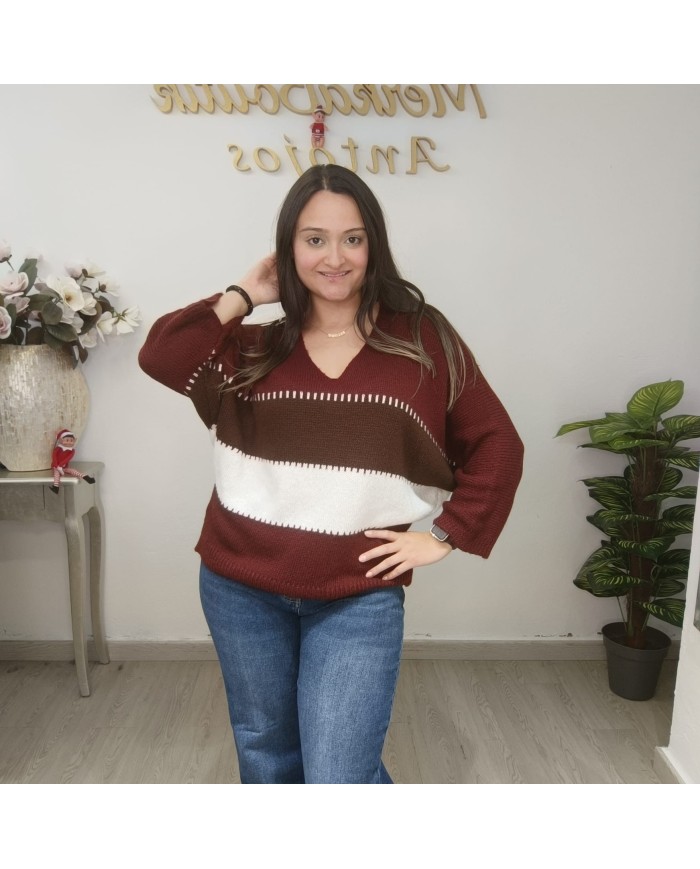 Modelo con jersey otoñal mujer  burdeos  de rayas chocolate y blanco y blanco, escote en V y manga larga posando