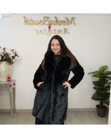 modelo con abrigo mujer invierno en pose frontal en negro