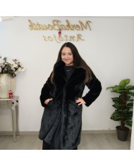 modelo con abrigo mujer invierno en pose frontal en negro