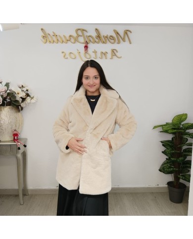 modelo con abrigo mujer invierno en pose frontal en beige