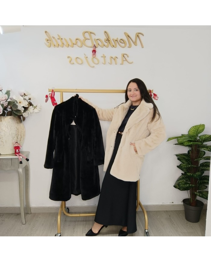 modelo con abrigo mujer invierno en pose mostrando los colores