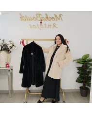 modelo con abrigo mujer invierno en pose mostrando los colores