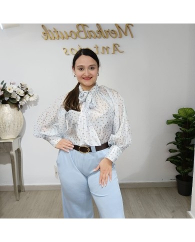 Modelo con la blusa Giralda Mini de gasa lunares talla única 42-48 en primer plano