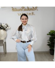 Modelo con la blusa Giralda Mini de gasa lunares talla única 42-48 en primer plano