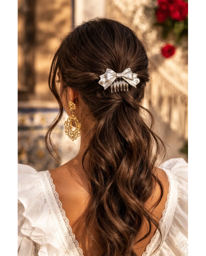 peina lazo dorado elegante en recogido