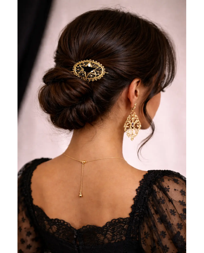 peina flamenca estrella negra colocada en moño flamenco elegante