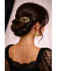 peina flamenca estrella negra colocada en moño flamenco elegante