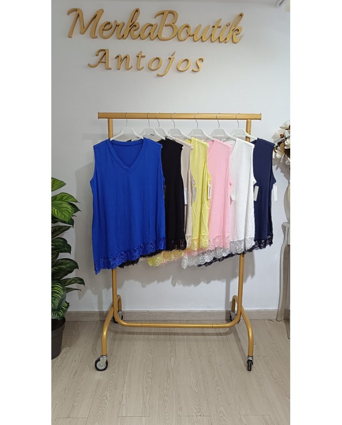 Camiseta Algodón Asimétrica Romeo con escote pico y detalle de encaje en el bajo