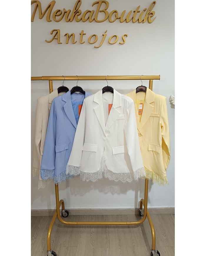 Chaqueta Americana Samara para mujer con detalle de encaje en el bajo