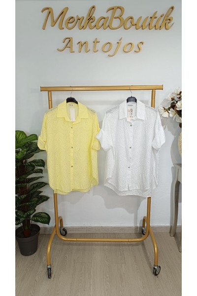 Camisa troquelada California elegante y femenina