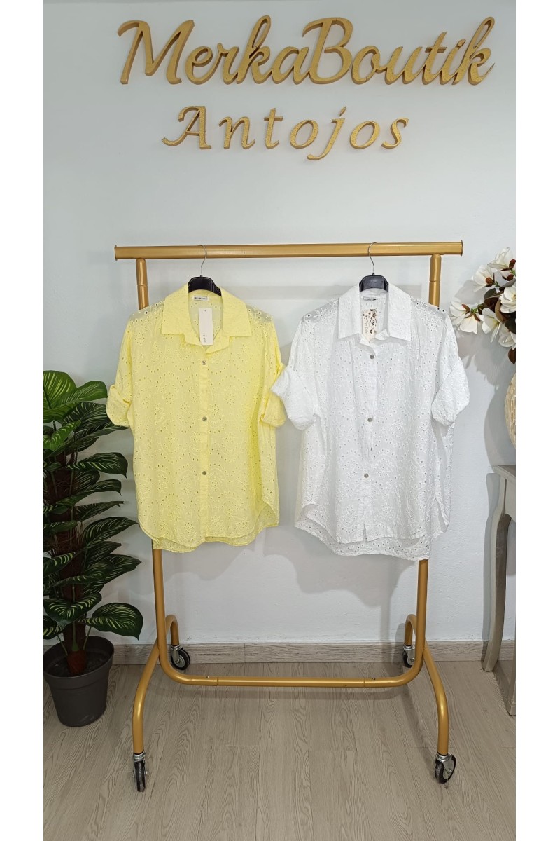 Camisa troquelada California elegante y femenina