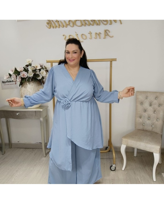 Conjunto Blusón Cruzado Flor 3D | Pantalón Recto Fluido Azul Carmona | Invitada