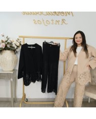 Conjunto Troquelado Encaje Sefora | Chaqueta y Pantalón Invitada