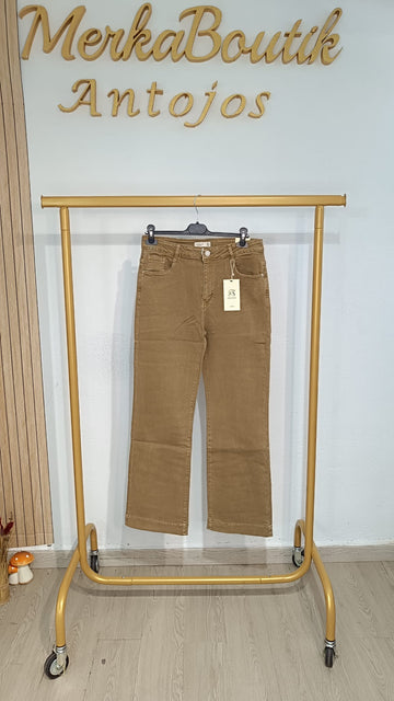 Pantalón Vaquero Pata Ancha Camel