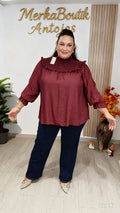Modelo curvy con Blusa Agatha Curvy color burdeos