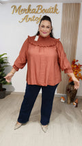 Modelo curvy con Blusa Agatha Curvy color caldera
