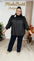 Modelo curvy con Blusa Agatha Curvy negra