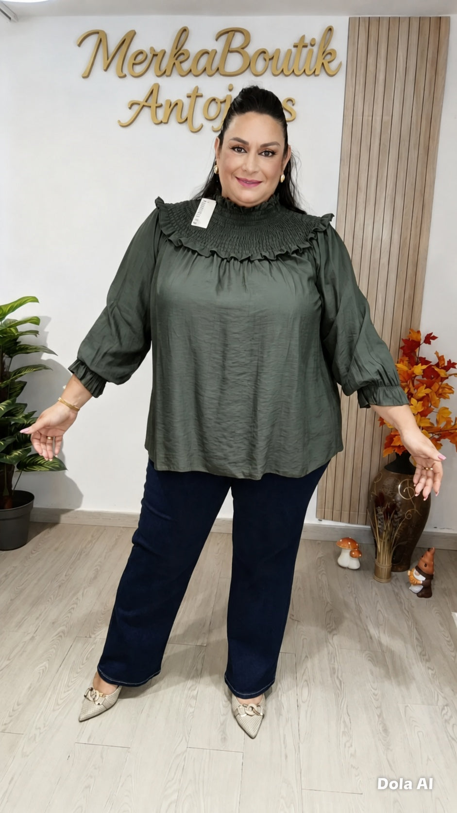 Modelo curvy con Blusa Agatha Curvy verde caza