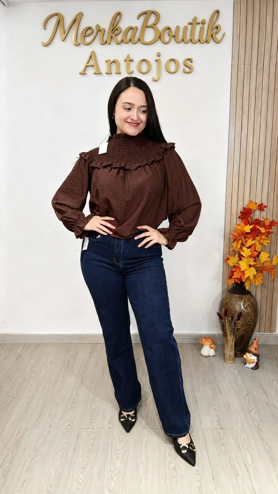 Blusa Agatha Mini beige con cuello fruncido y volante
