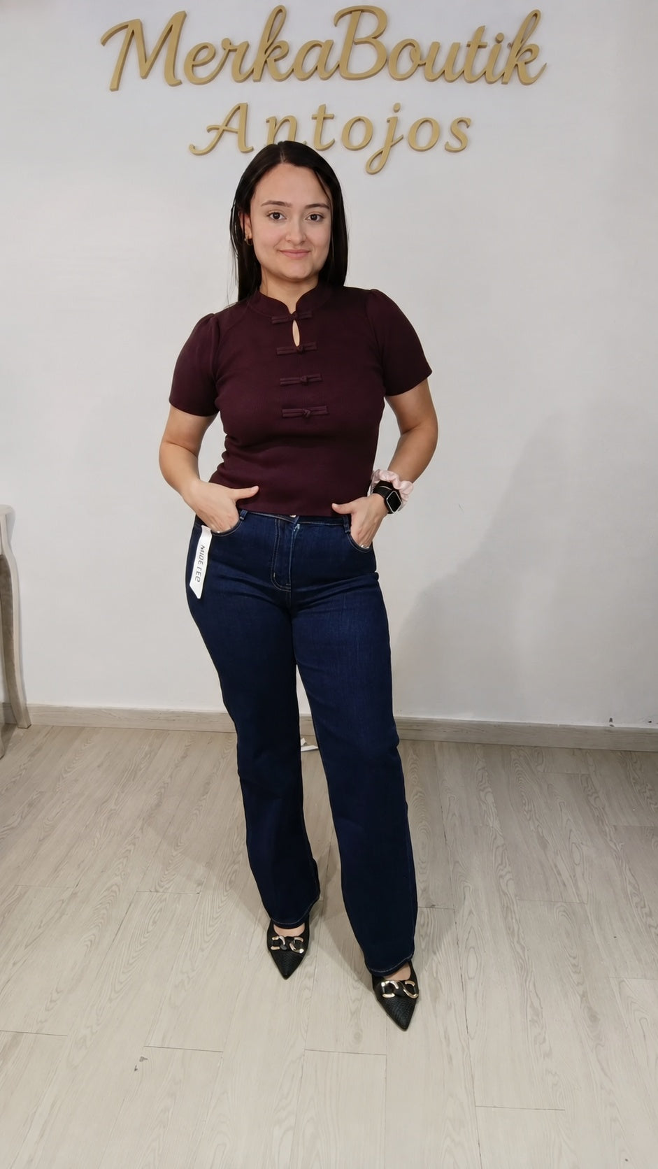Modelo con Blusa Asiática burdeos de canalé fino