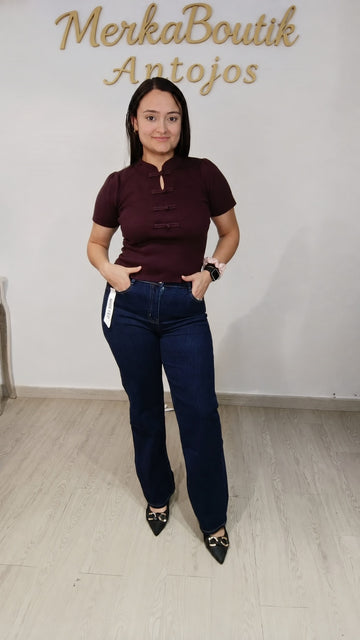 Modelo con Blusa Asiática burdeos de canalé fino