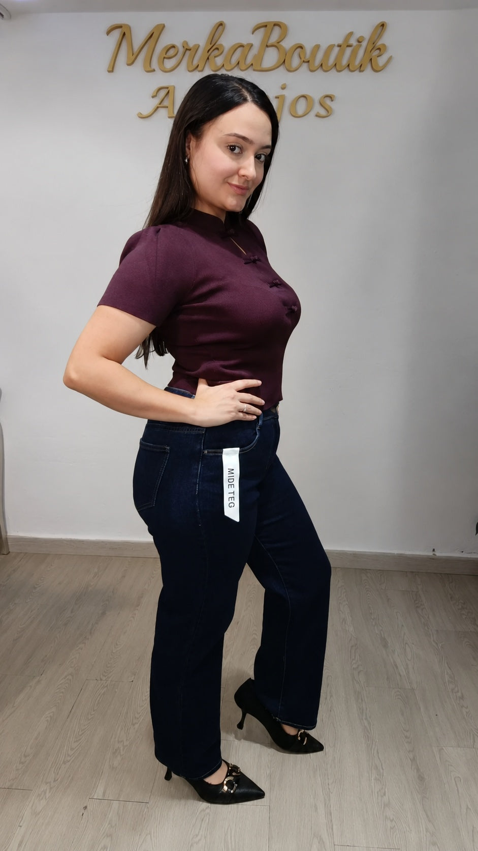 Modelo con Blusa Asiática burdeos de canalé fino