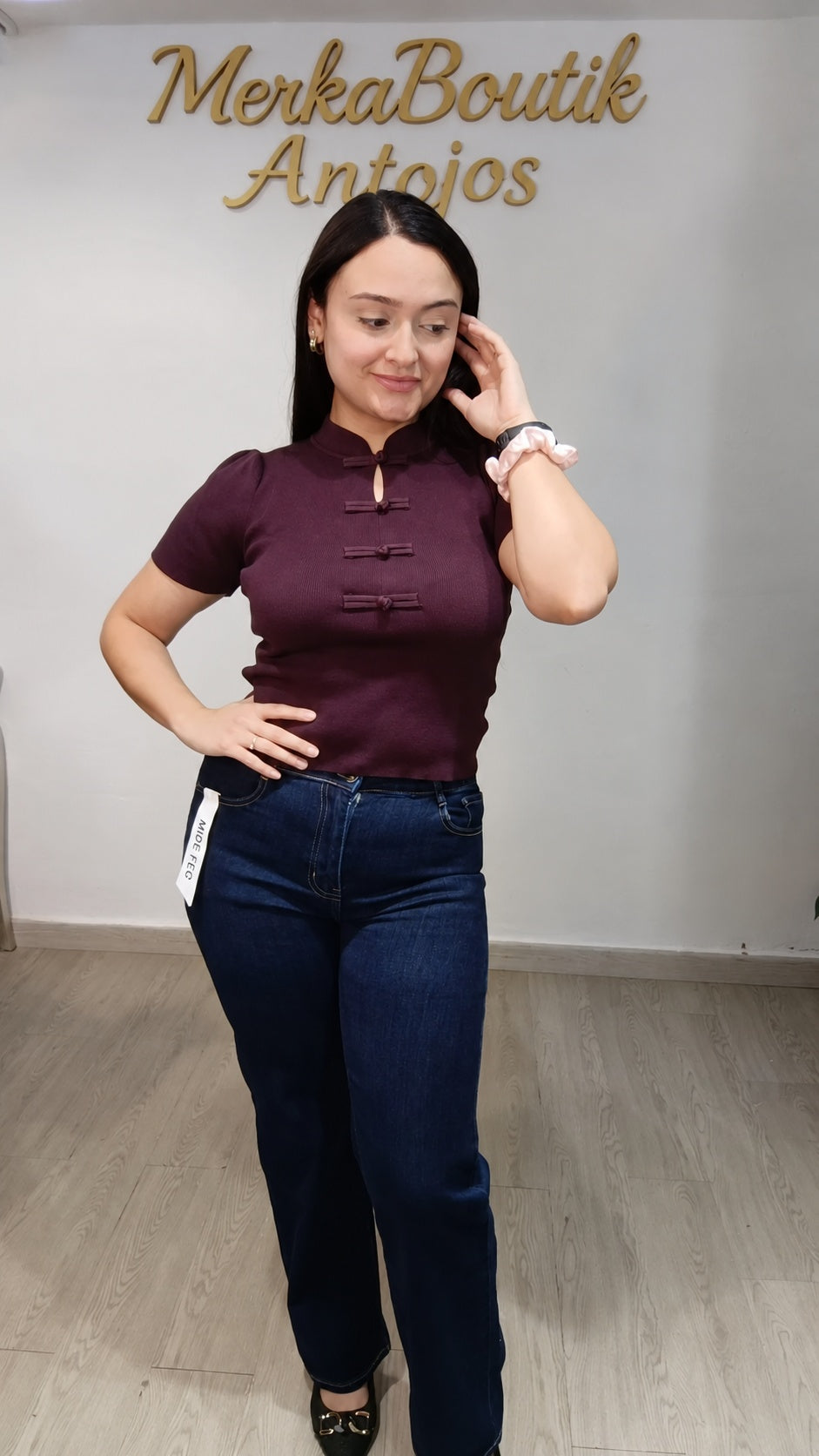 Modelo con Blusa Asiática chocolate de canalé fino