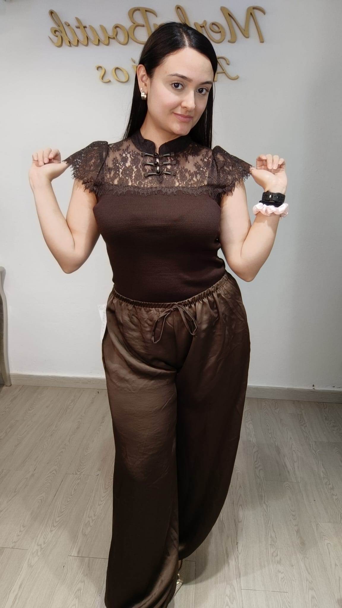 Modelo con Blusa Asiática Encaje chocolate mostrando el diseño de la prenda