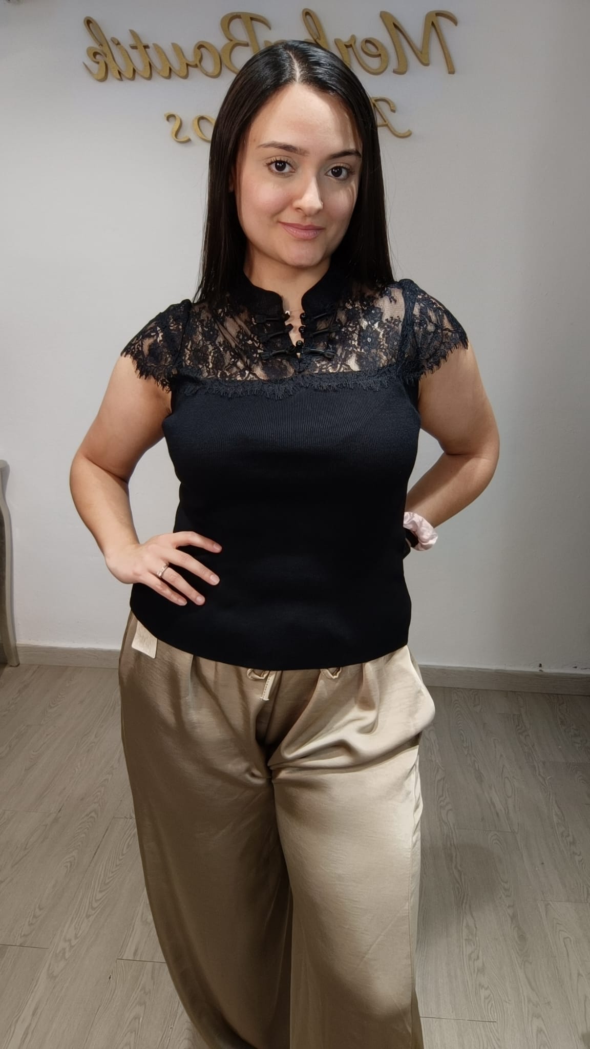 Modelo con Blusa Asiática Encaje negra con detalle de encaje