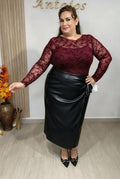 Blusa Begoña Translúcida burdeos en tejido de encaje floral, combinada con falda negra