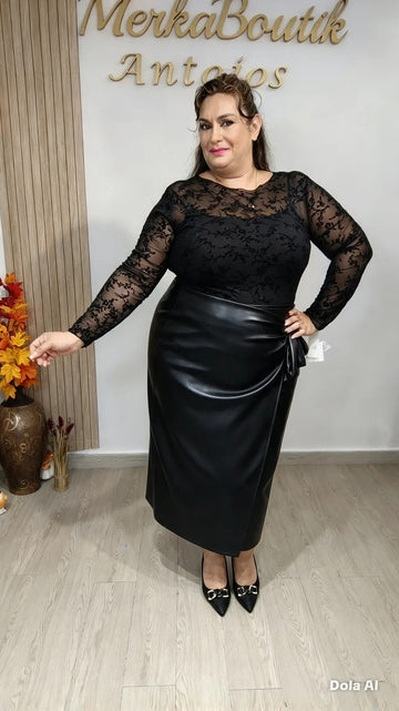 Blusa Begoña Translúcida negra de encaje floral con mangas largas, combinada con falda negra efecto piel