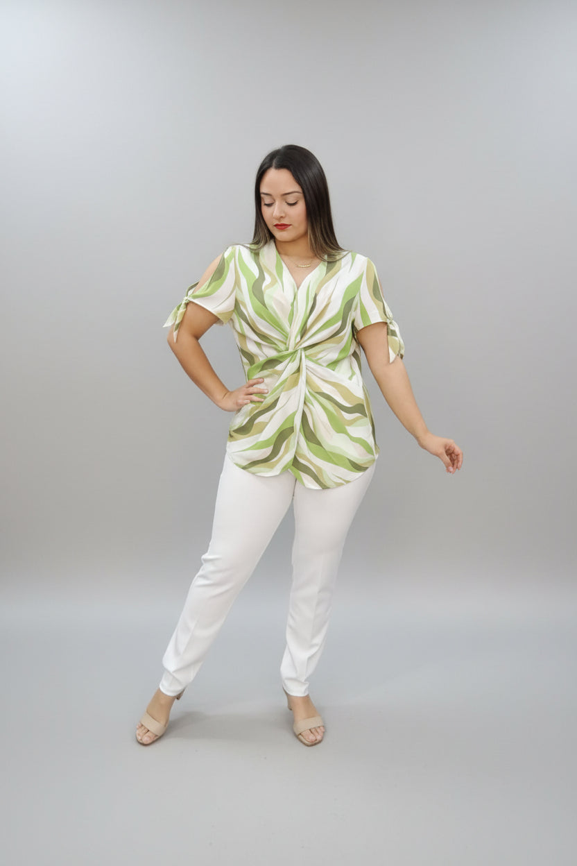 Modelo con Blusa Bermeja curvy de estampado abstracto verde