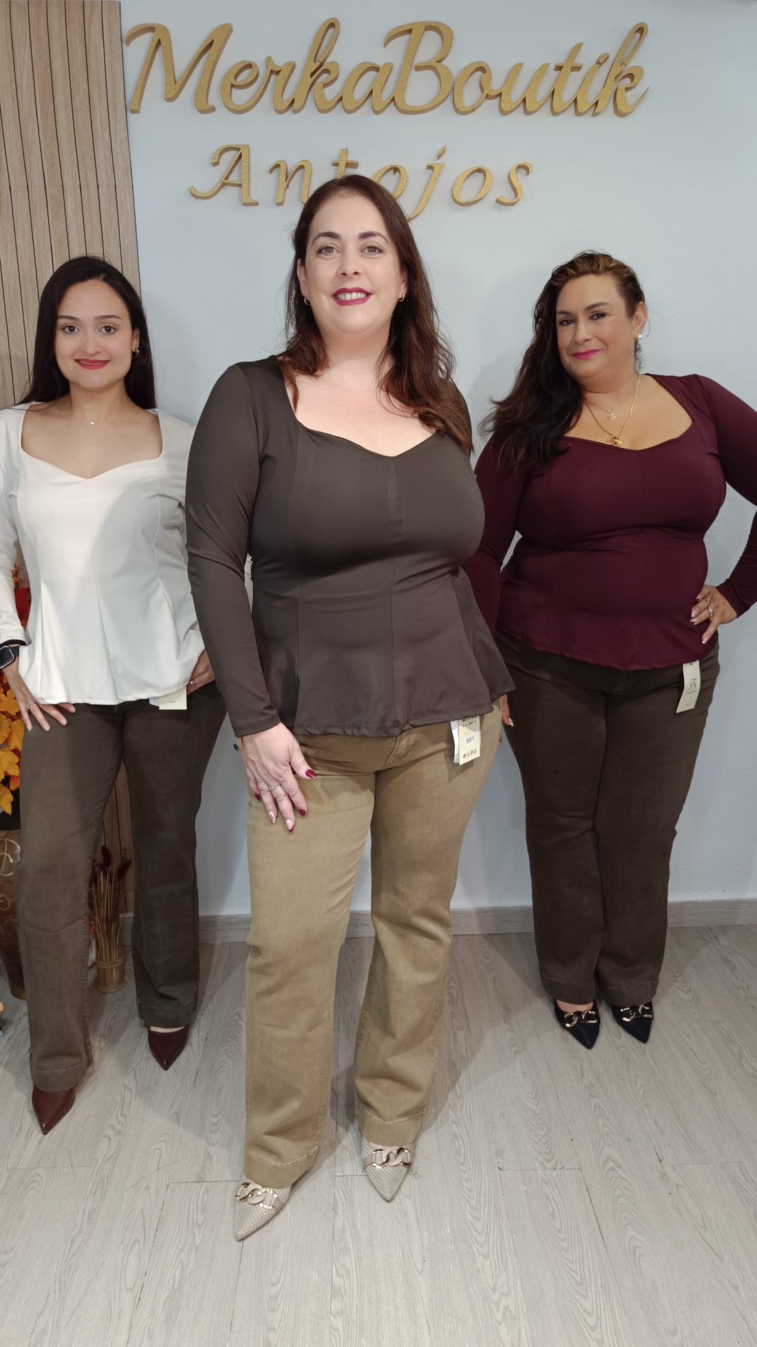 Blusa Bogotá en beige, chocolate y burdeos, de manga larga y corte evasé, mostrada por tres modelos